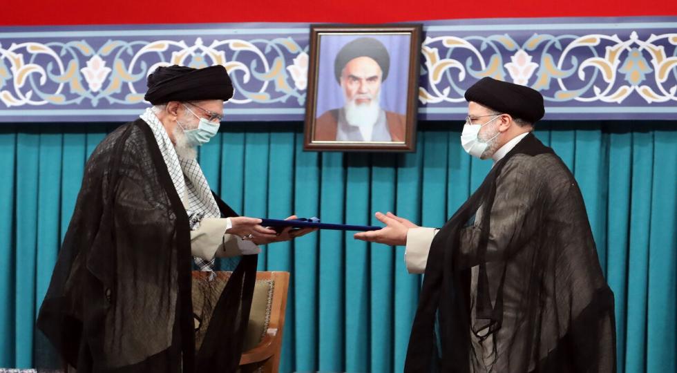 رهبر ایران حکم تنفیذ آیت اللە رییسی را اعطا کرد