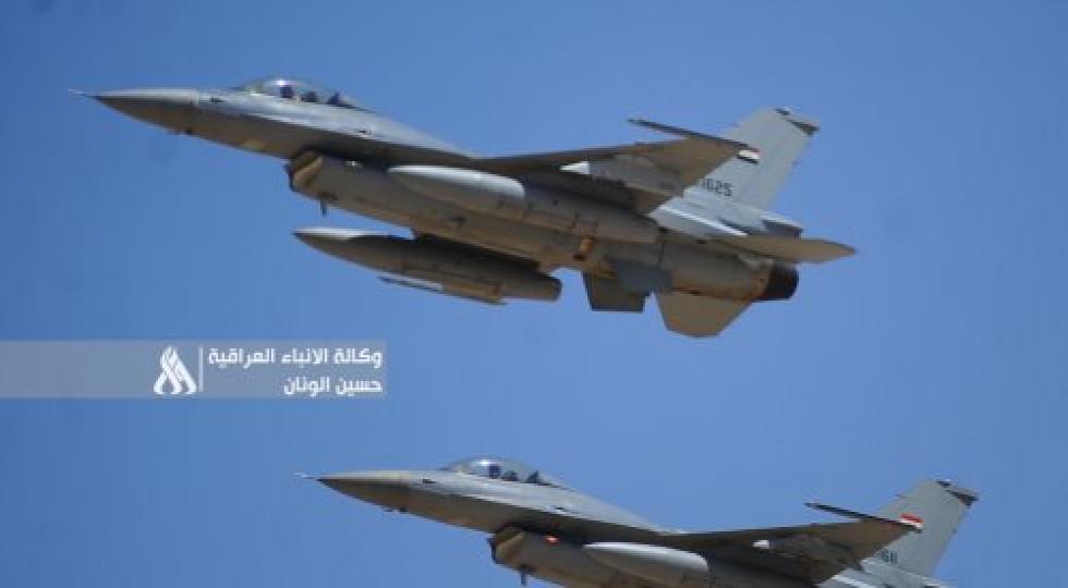 بمباران مواضع داعش در رشته‌کوه حمرین از سوی هواپیماهای عراقی