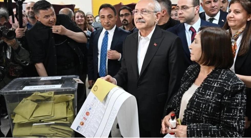 کمال قلیچدار اوغلو نامزد ائتلاف «ملت» و رقیب اصلی  اردوغان رای خود را به صندوق انداخت