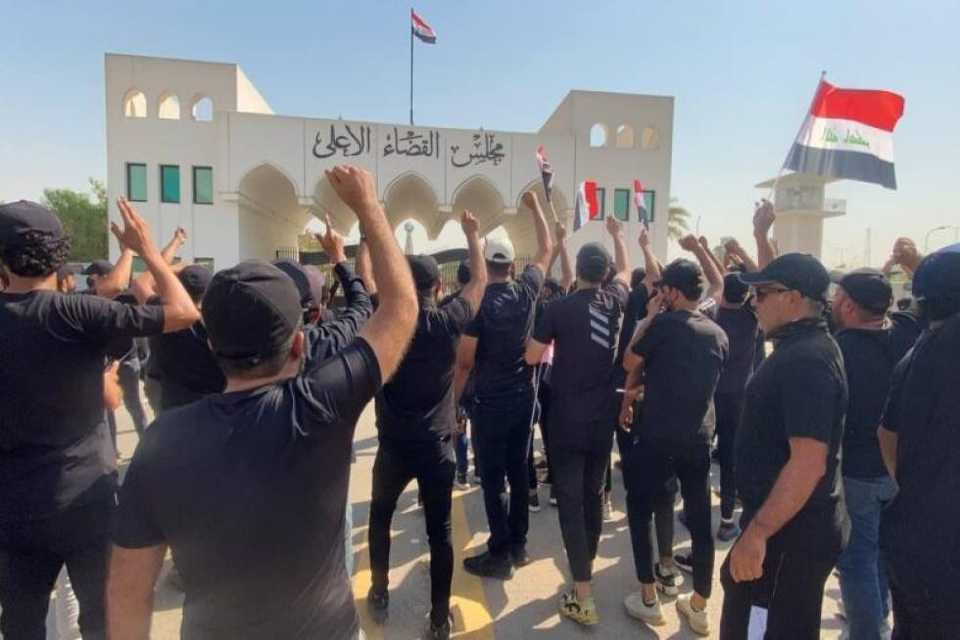 بەهۆی خۆپیشاندانی لایەنگرانی سەدرەوە؛ ئەنجومەنی دادوەریی عێراق کارەکانی هەڵپەسارد