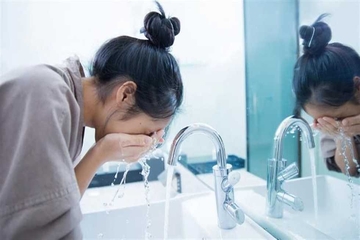  سوودەکانی دەموچاو شتن لە بەیانیاندا