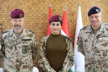 نوخشە ناصح لباس نظامی بر تن کرد